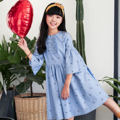 New light blue printed dress, the round neck adds childlikeness, the flared sleeves hide fun, and the sense of childlike playfulness is bursting.