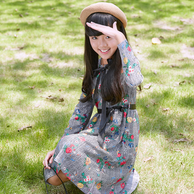 New Girls' Floral Dress, with a gray base, blooming flowers and a black waist belt, fully embracing the retro and sweet style.