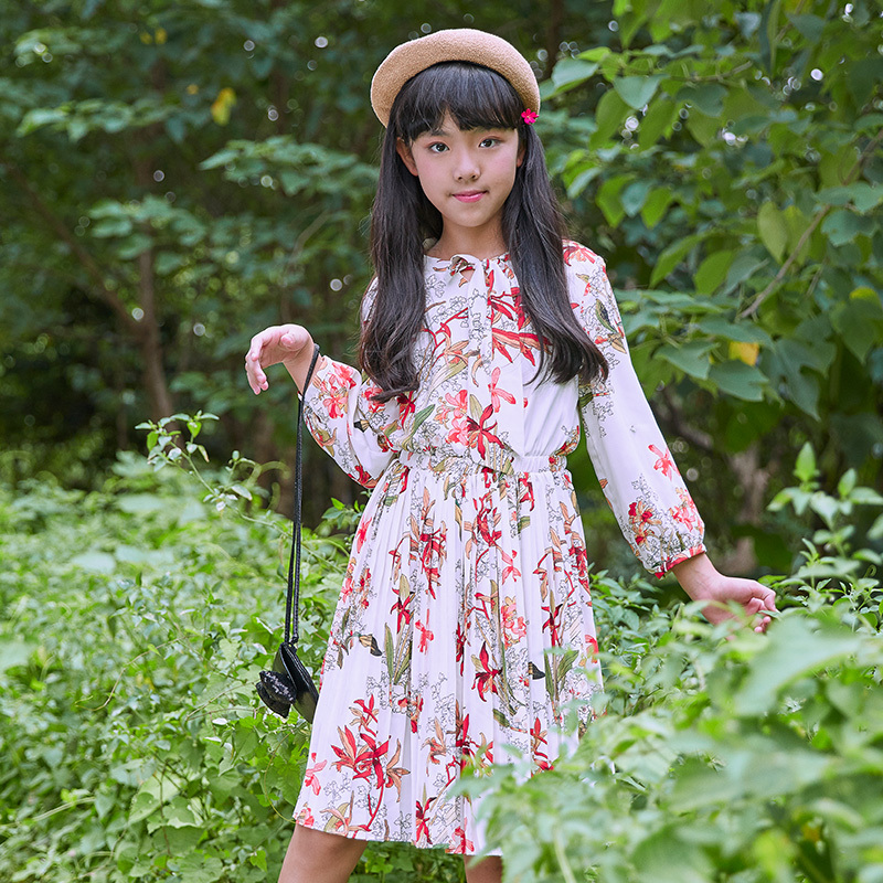 New Girls' Floral Dress, with a white base, blooming flowers and a bow neckline, showcasing a fresh and sweet style.