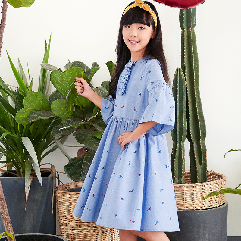New light blue printed dress, the round neck adds childlikeness, the flared sleeves hide fun, and the sense of childlike playfulness is bursting.