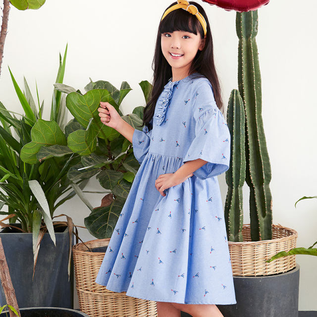 New light blue printed dress, the round neck adds childlikeness, the flared sleeves hide fun, and the sense of childlike playfulness is bursting.