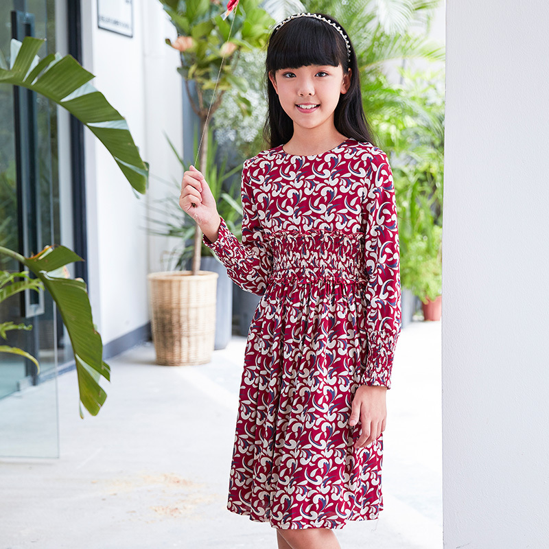 Current children's dress has a red base with floral patterns, a waist - cinching design, long sleeves, retro prints, and is artistic, literary and cute.