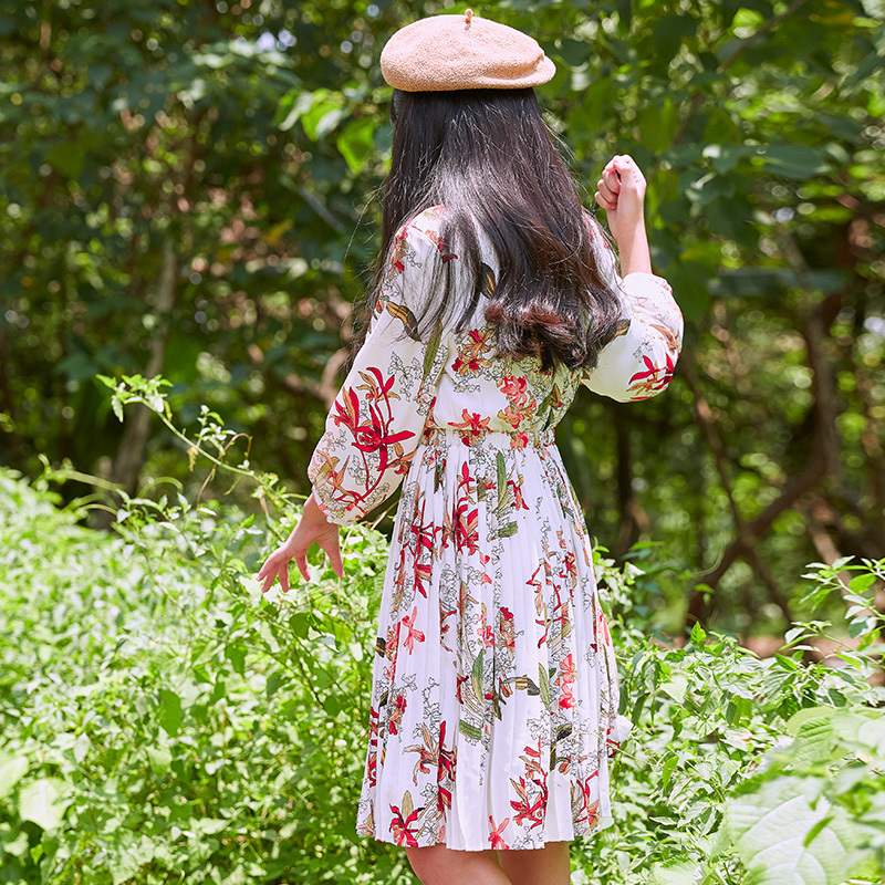 New Girls' Floral Dress, with a white base, blooming flowers and a bow neckline, showcasing a fresh and sweet style.