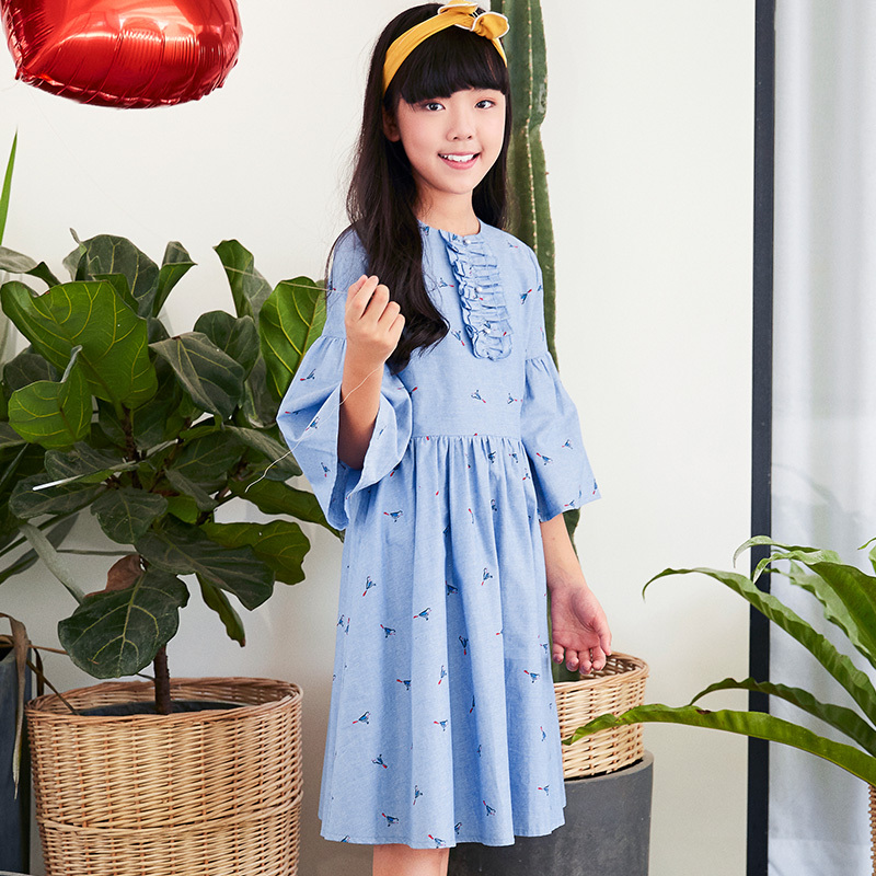 New light blue printed dress, the round neck adds childlikeness, the flared sleeves hide fun, and the sense of childlike playfulness is bursting.