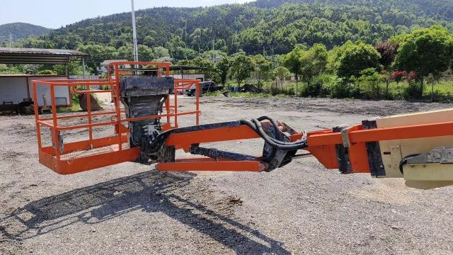 2017 JLG 660SJ