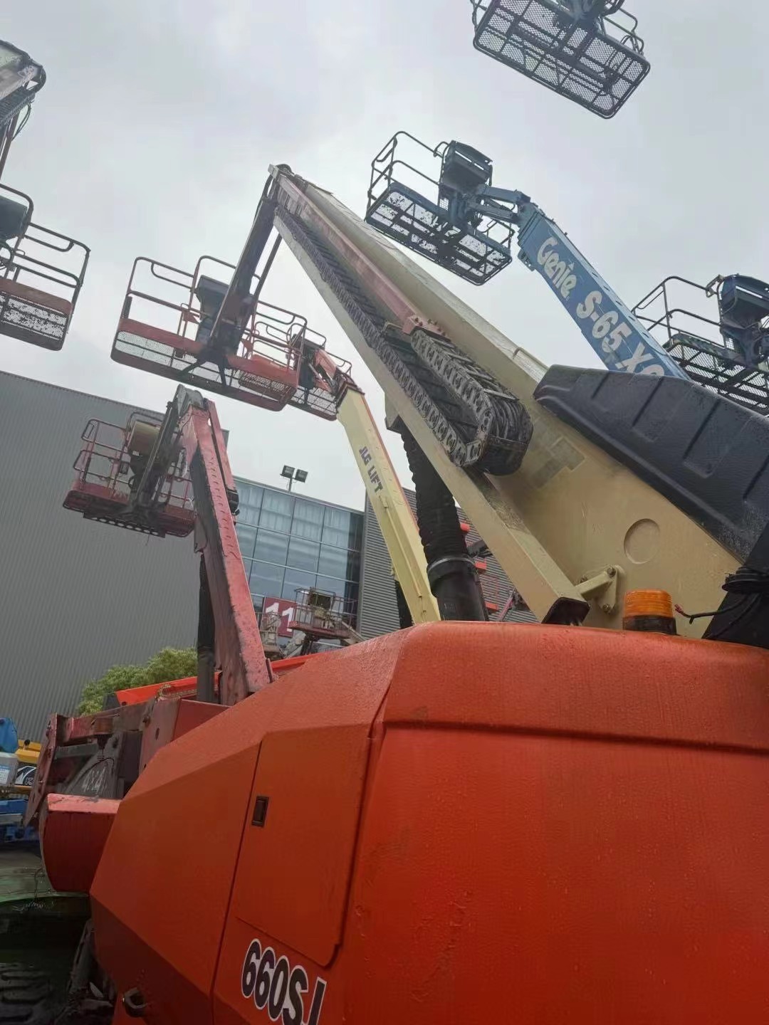 2017 JLG 660SJ