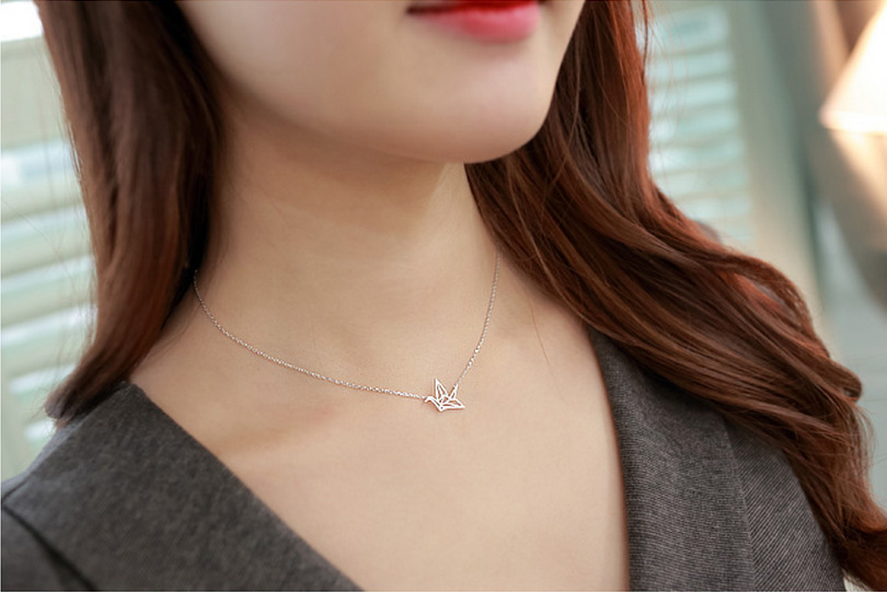 Gold Alloy Clavicle Short Simple Necklace for Women