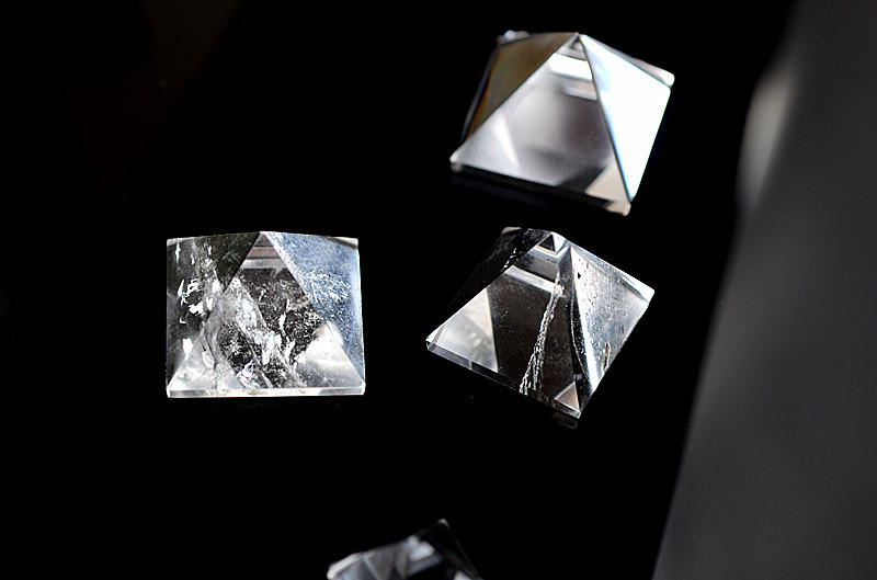 Natural Pyramid Carved Chakra Healing Crystal Reiki Stone Radiation Deflection Home Decor Gift Decoration Crafts 1Inch