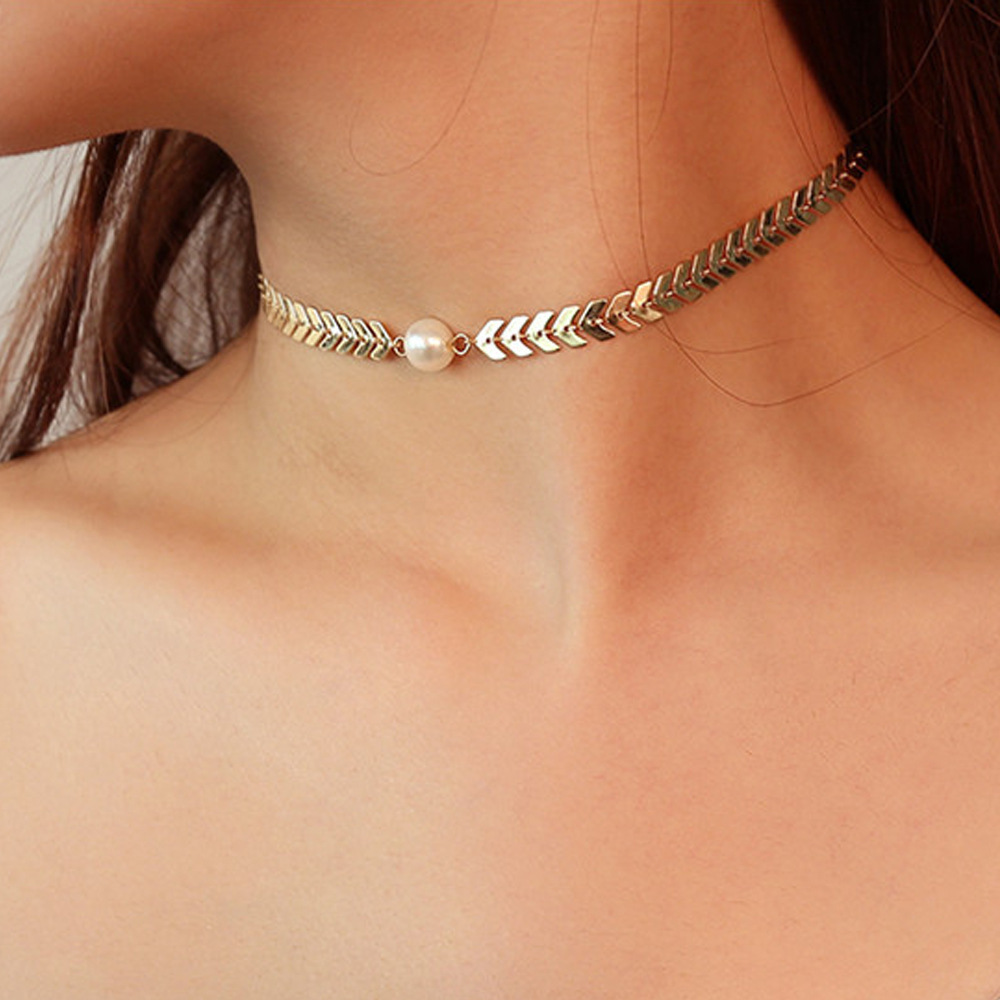 Single Pearl Necklace Choker for Women Black Rhinestone Chain Imitation Pearl Necklace Pendant Adjustable Exaggerated Handmade Beads Jewelry