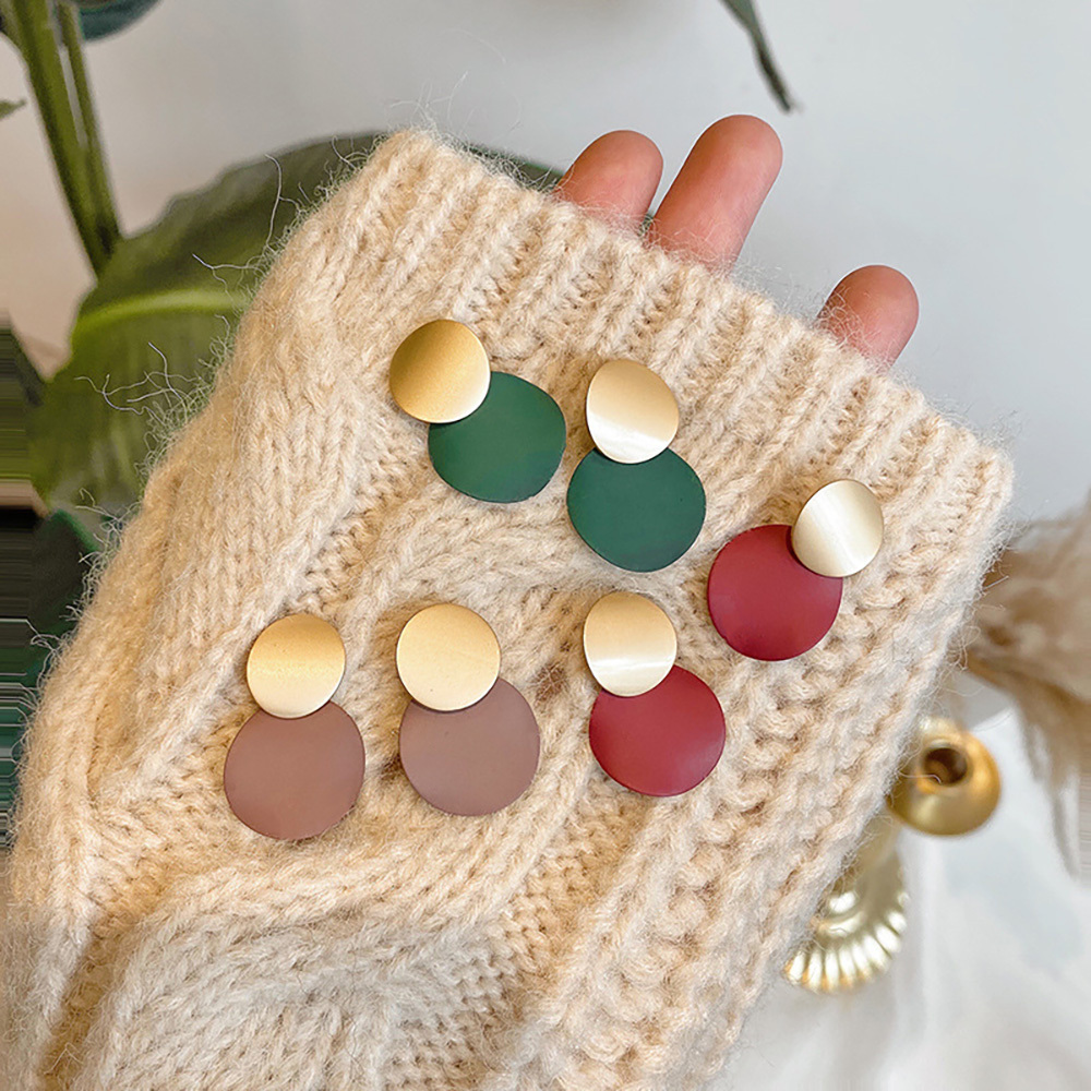 Contrast color geometric round metal earrings with individual studs