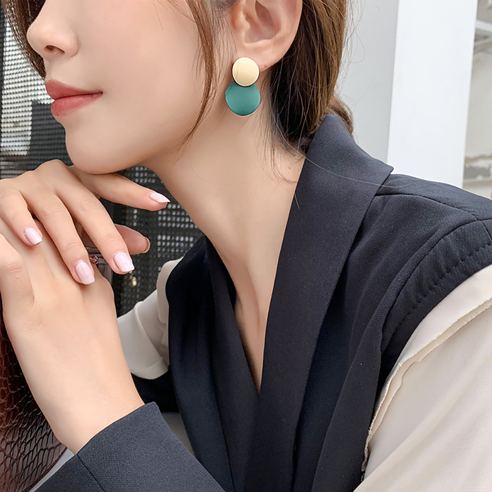Contrast color geometric round metal earrings with individual studs