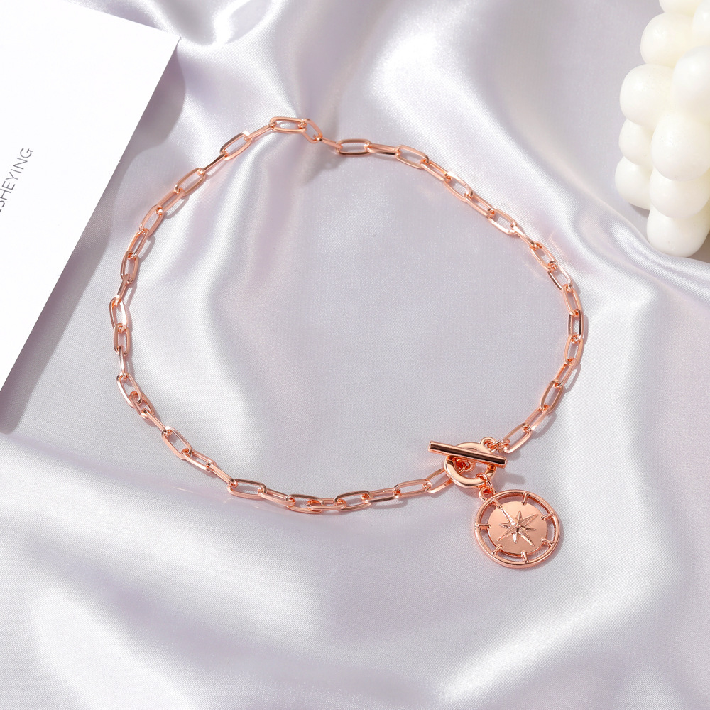 A one-button necklace hip-hop street beat thick chain with star-mount choker