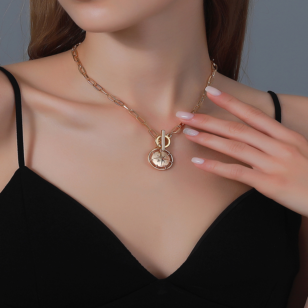 A one-button necklace hip-hop street beat thick chain with star-mount choker