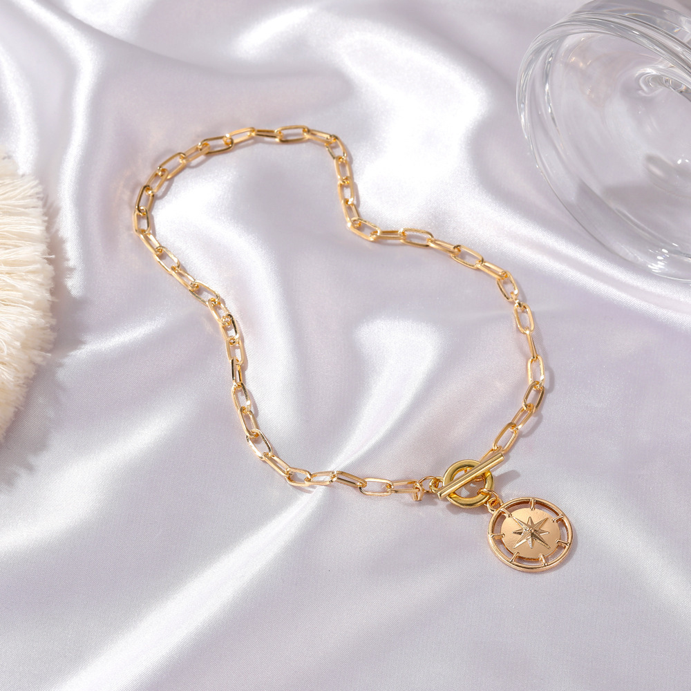 A one-button necklace hip-hop street beat thick chain with star-mount choker