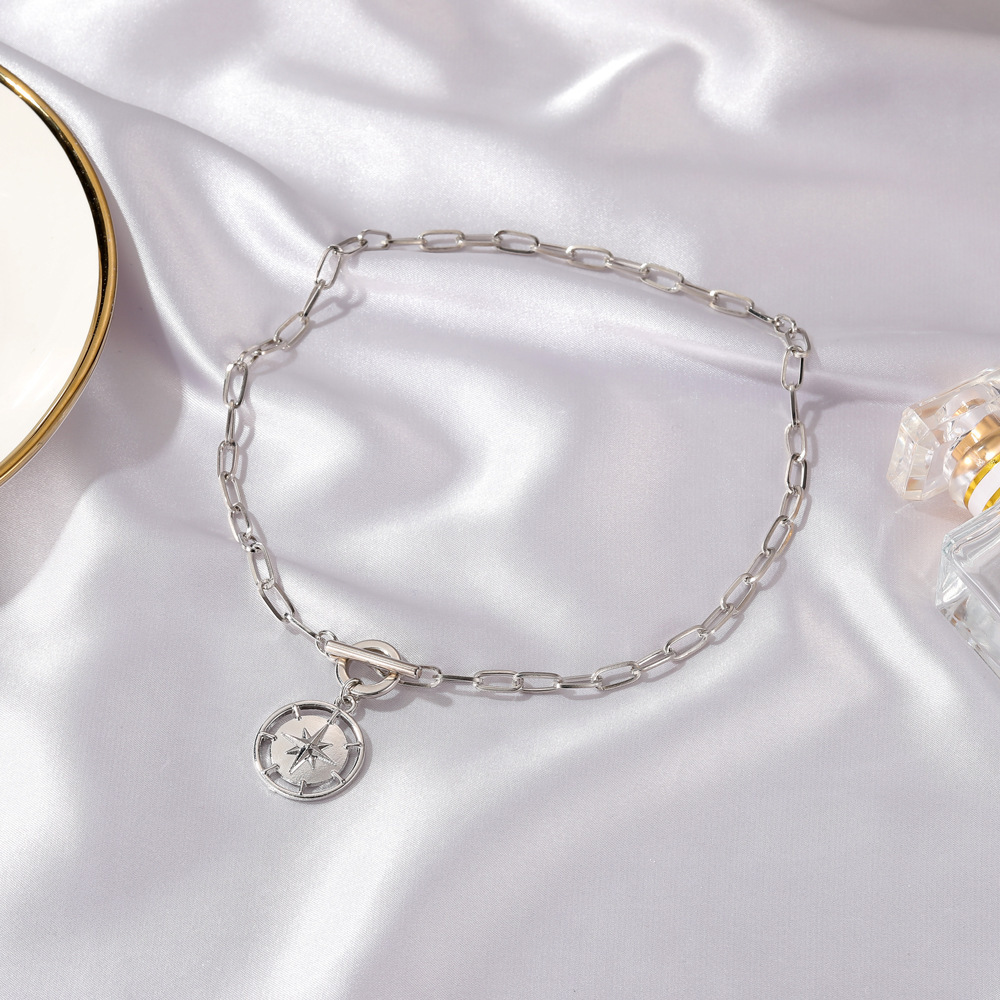 A one-button necklace hip-hop street beat thick chain with star-mount choker