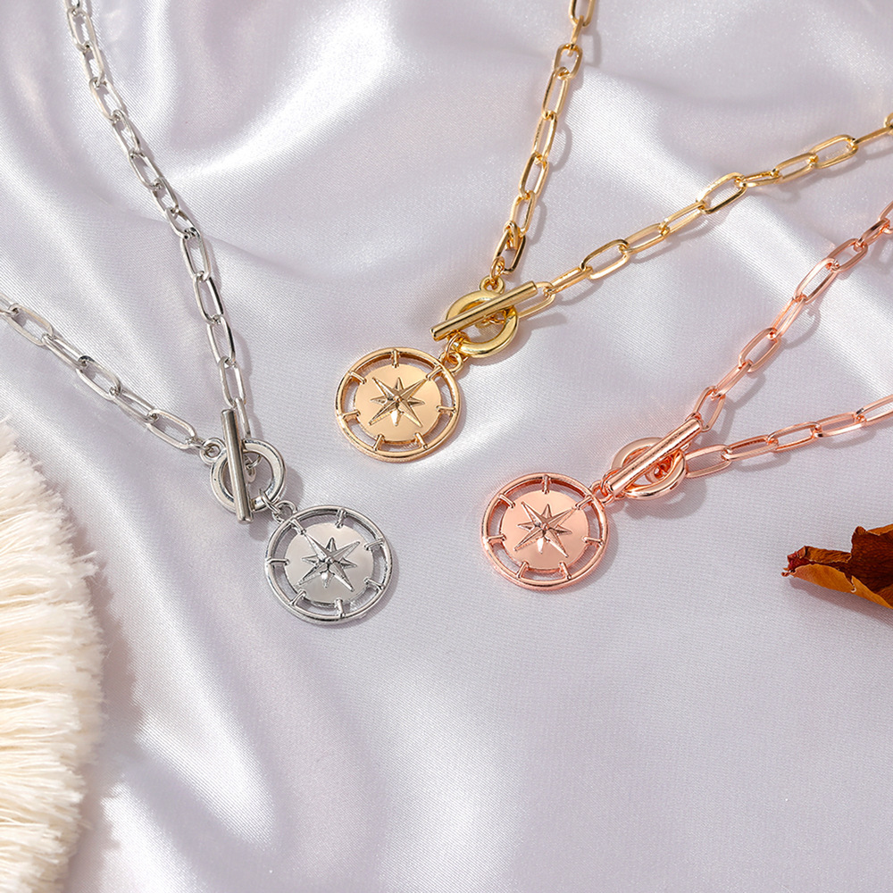 A one-button necklace hip-hop street beat thick chain with star-mount choker