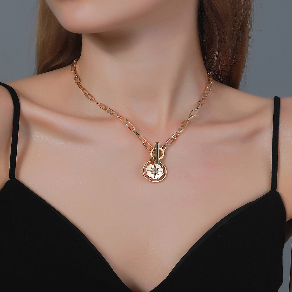 A one-button necklace hip-hop street beat thick chain with star-mount choker