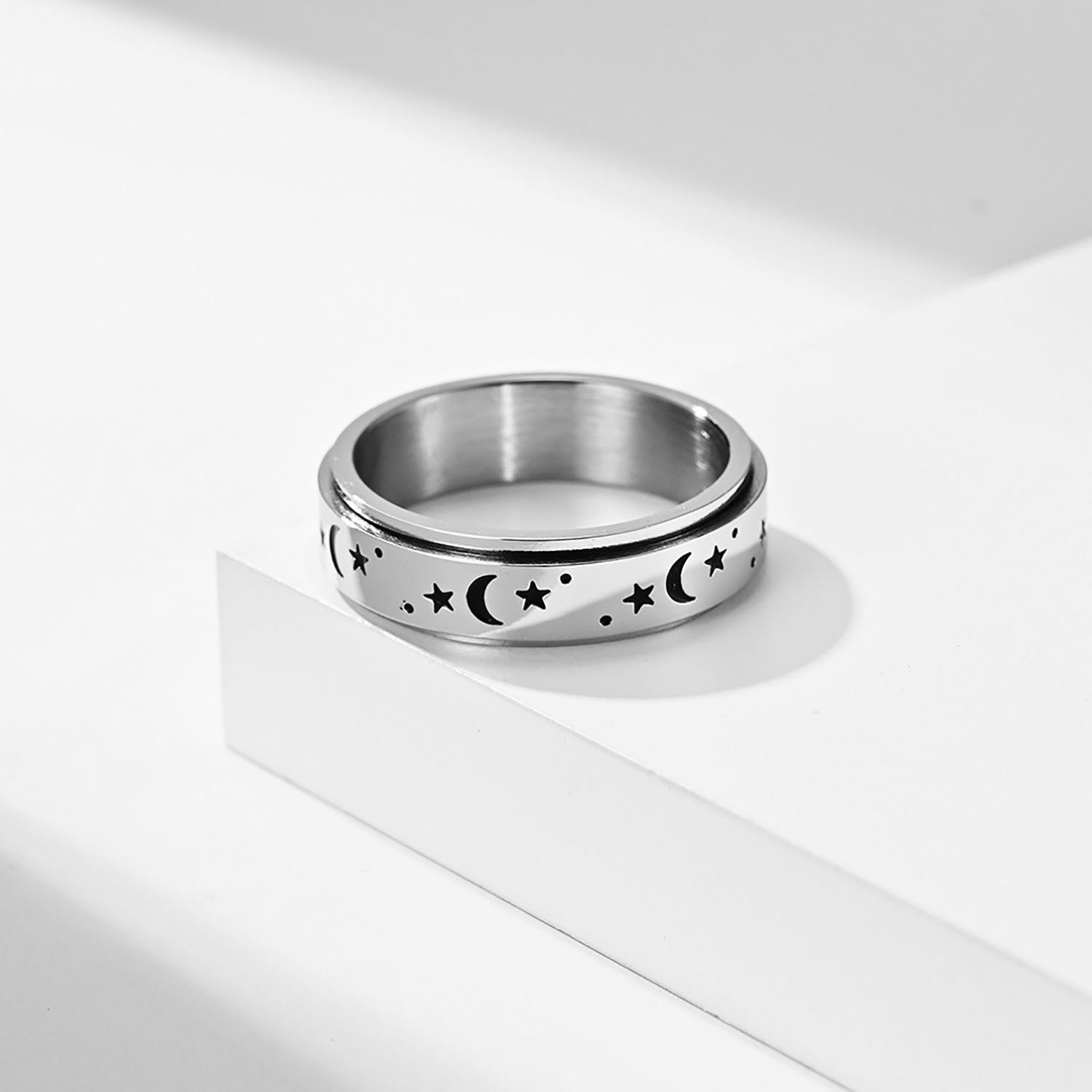 The stars and the moon can be rotated titanium steel ring ring romantic proposal men and women bracelet