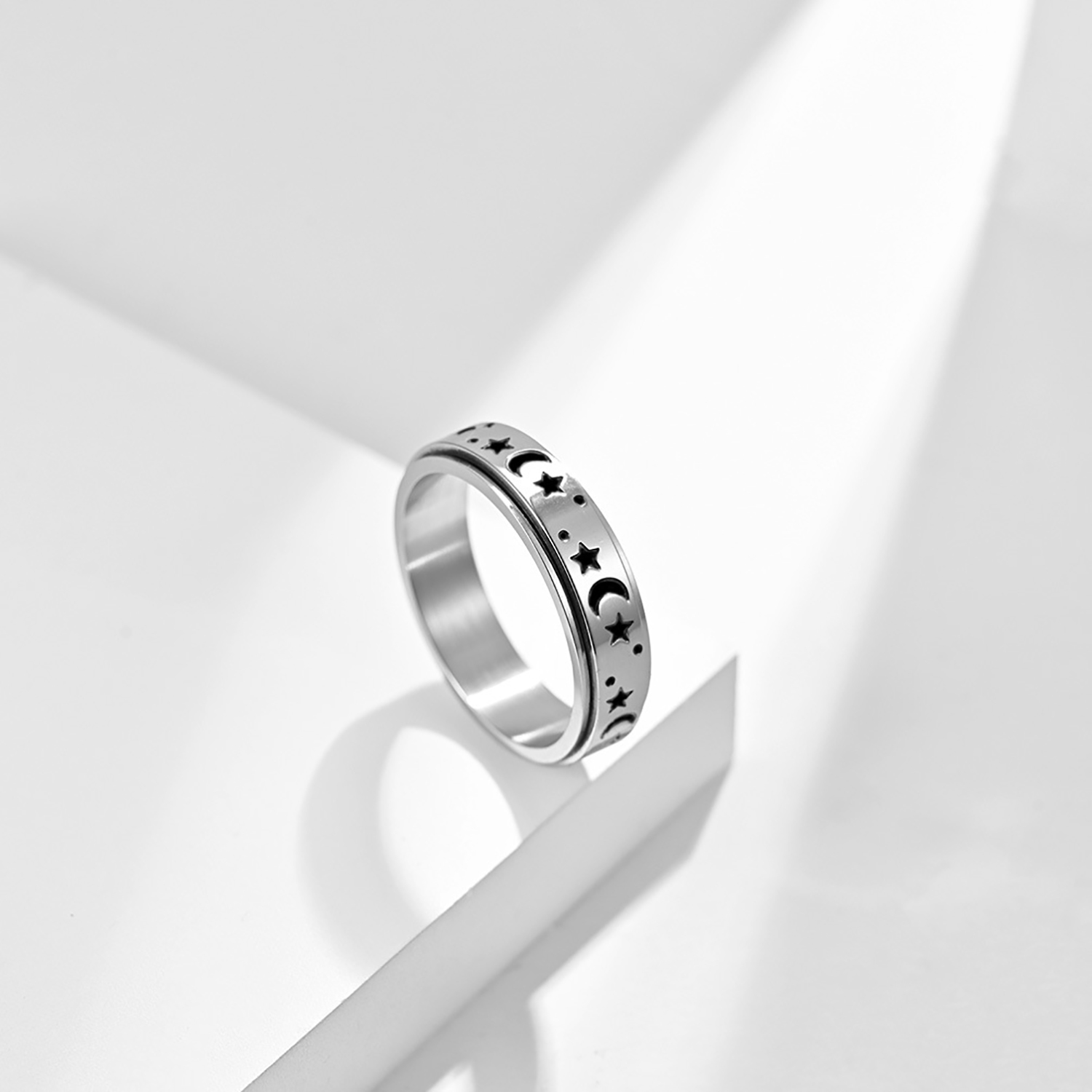The stars and the moon can be rotated titanium steel ring ring romantic proposal men and women bracelet