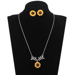 Bohemian Sunflower Leaf Pearl Necklace for Women Girls Lovely Resin Daisy Flower Boho Long Drop Handmade Pendant Necklaces