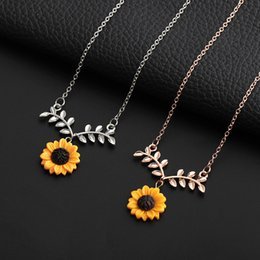 Bohemian Sunflower Leaf Pearl Necklace for Women Girls Lovely Resin Daisy Flower Boho Long Drop Handmade Pendant Necklaces
