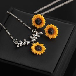 Bohemian Sunflower Leaf Pearl Necklace for Women Girls Lovely Resin Daisy Flower Boho Long Drop Handmade Pendant Necklaces