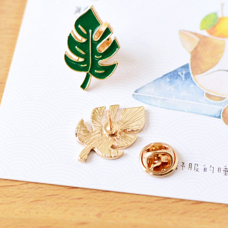 Green Leaf Brooch Cardigan Pin Shawl Brooch Buckle Sweater Knitwear Lapel Pin for Women and Men for Jewelry Gifts