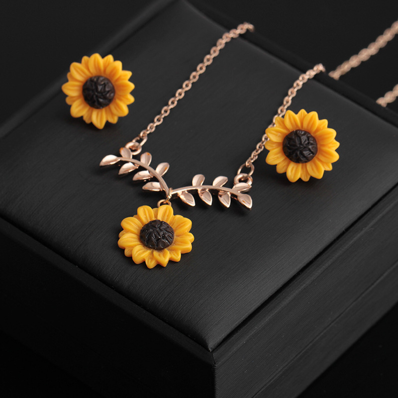 Bohemian Sunflower Leaf Pearl Necklace for Women Girls Lovely Pearl Resin Daisy Flower Boho Long Drop Handmade Pendant Necklace