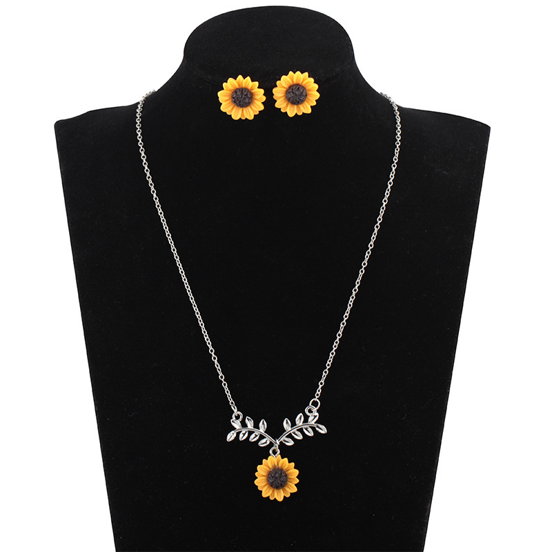 Bohemian Sunflower Leaf Pearl Necklace for Women Girls Lovely Pearl Resin Daisy Flower Boho Long Drop Handmade Pendant Necklace