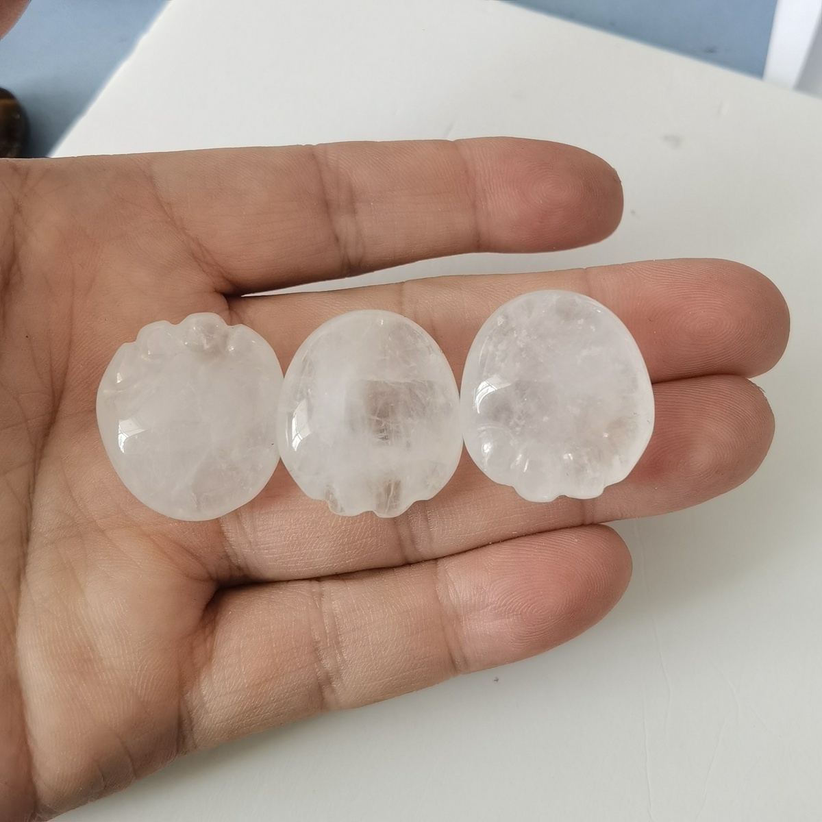 Quartz Crystal Children Foot Palm Gemstone for Decor Handmade Craved Reiki Healing Treatment Gemstone Ornament