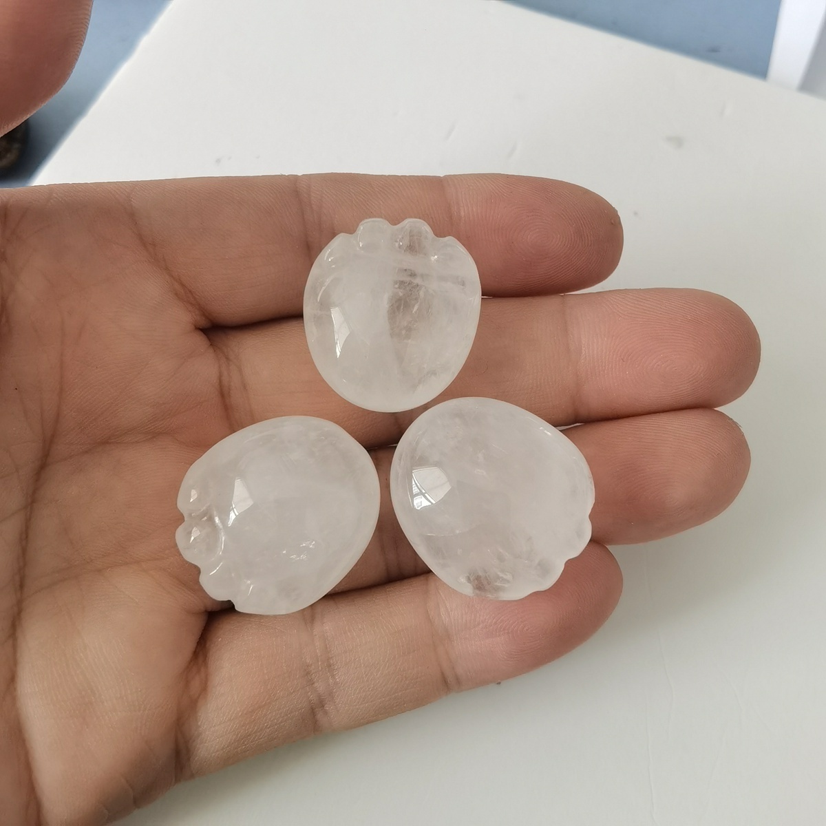 Quartz Crystal Children Foot Palm Gemstone for Decor Handmade Craved Reiki Healing Treatment Gemstone Ornament