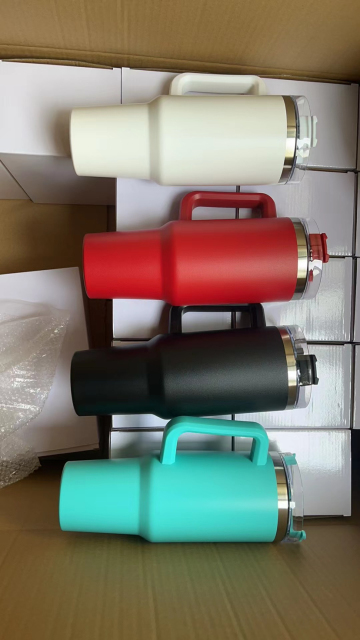 Bright Beluga 40 oz. Vacuum Insulated Tumbler Mug w/ Handle