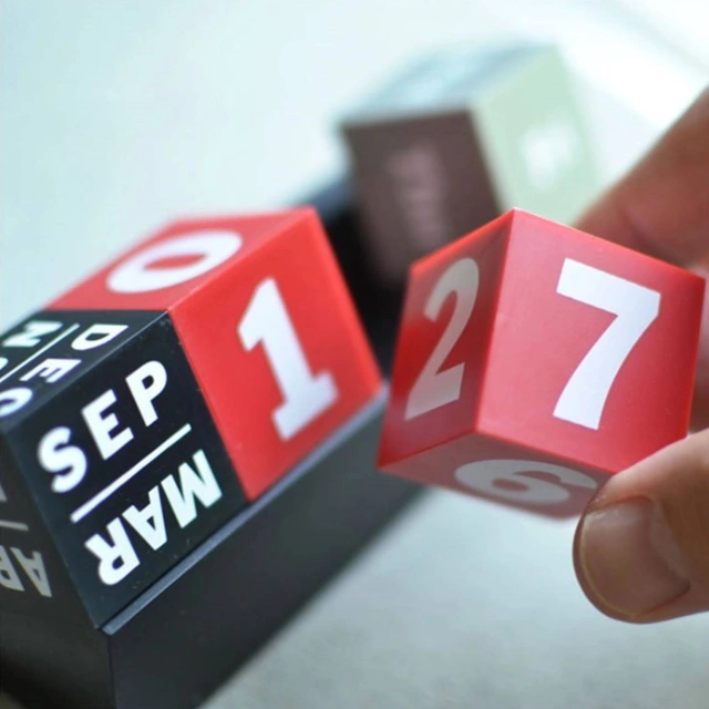 Custom Daily Blocks Plastic Cubes Desk Perpetual Calendar