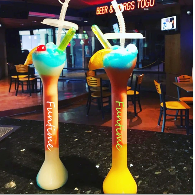 22 oz Plastic Yard Cups with Straw & Lid for Parties