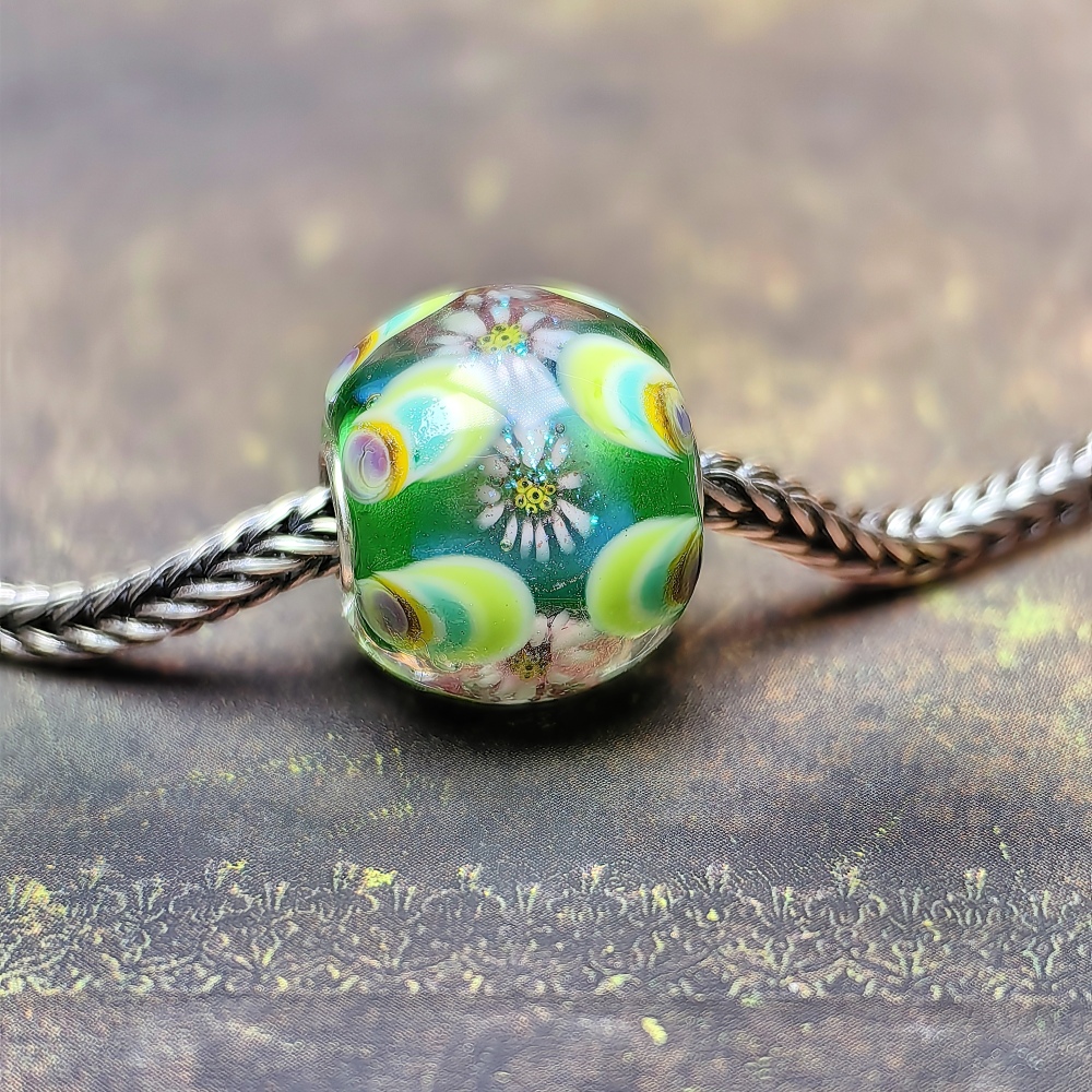 Chromatic Charm Daisy