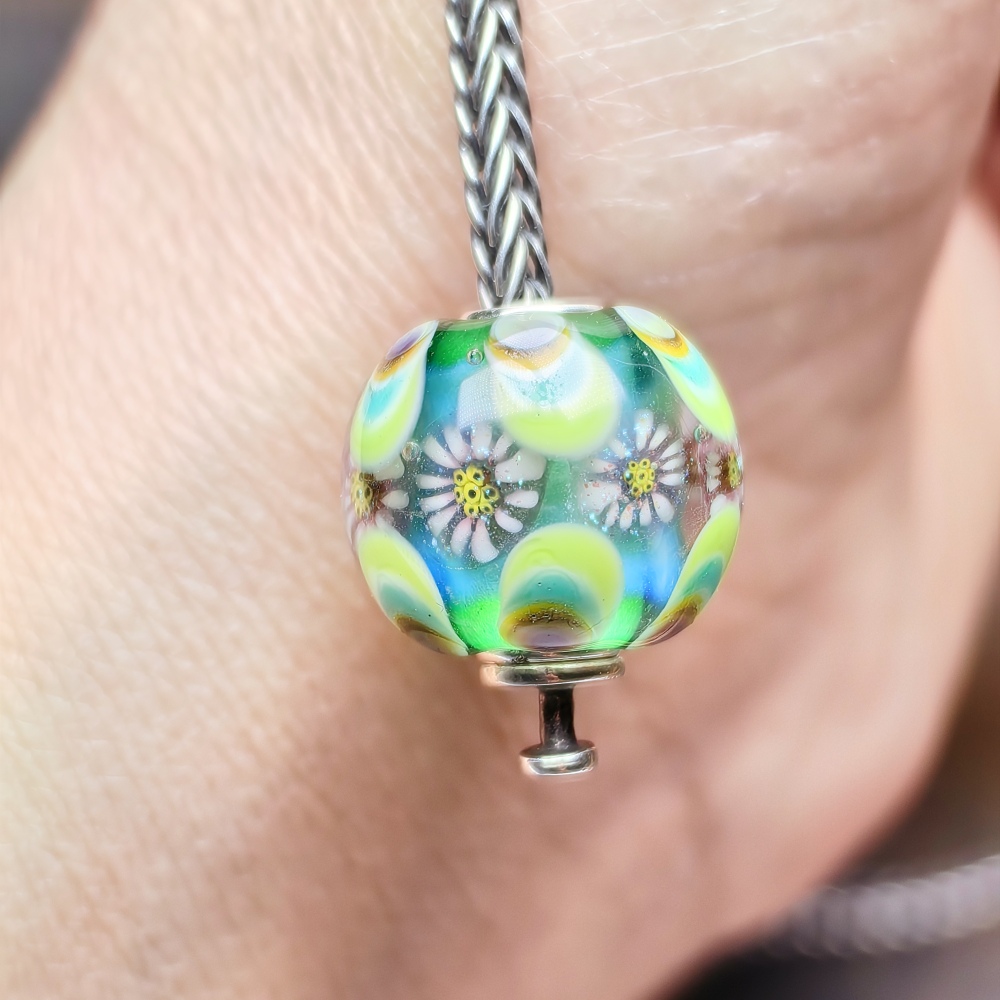 Chromatic Charm Daisy