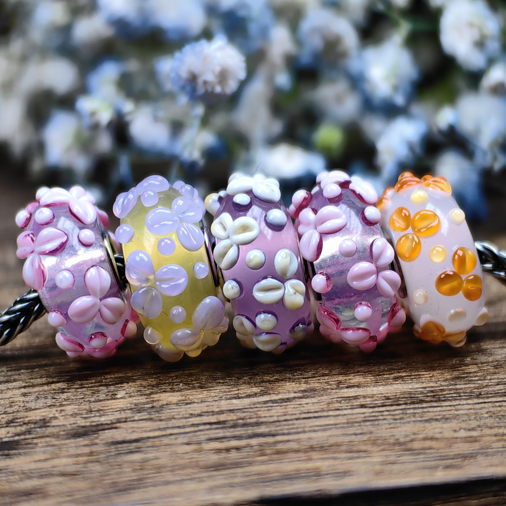 Creamy 3 Leaves  Flowers