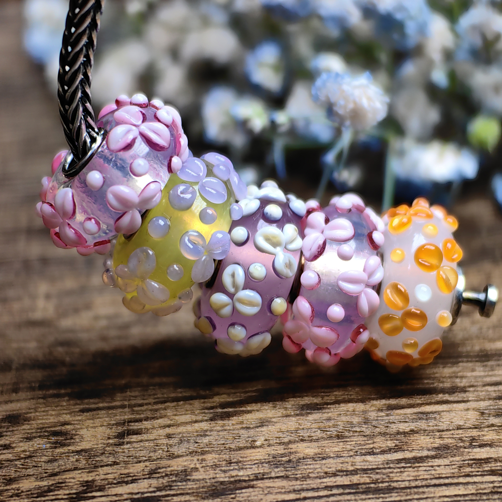 Creamy 3 Leaves  Flowers