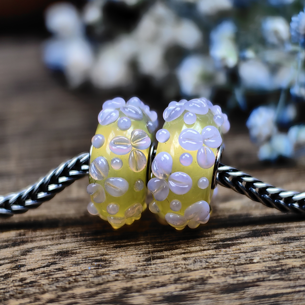 Creamy 3 Leaves  Flowers