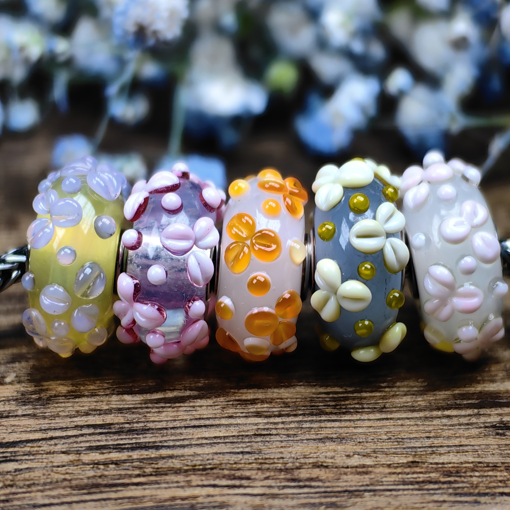 Creamy 3 Leaves  Flowers