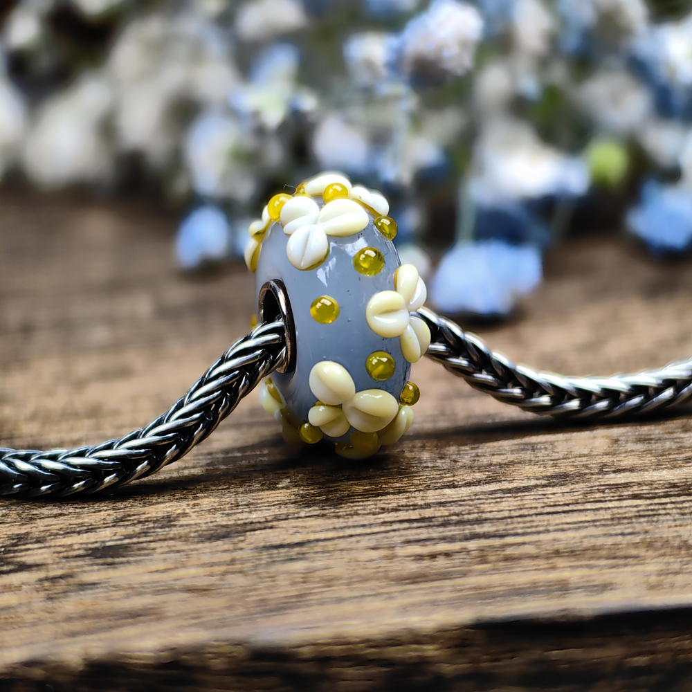 Creamy 3 Leaves  Flowers