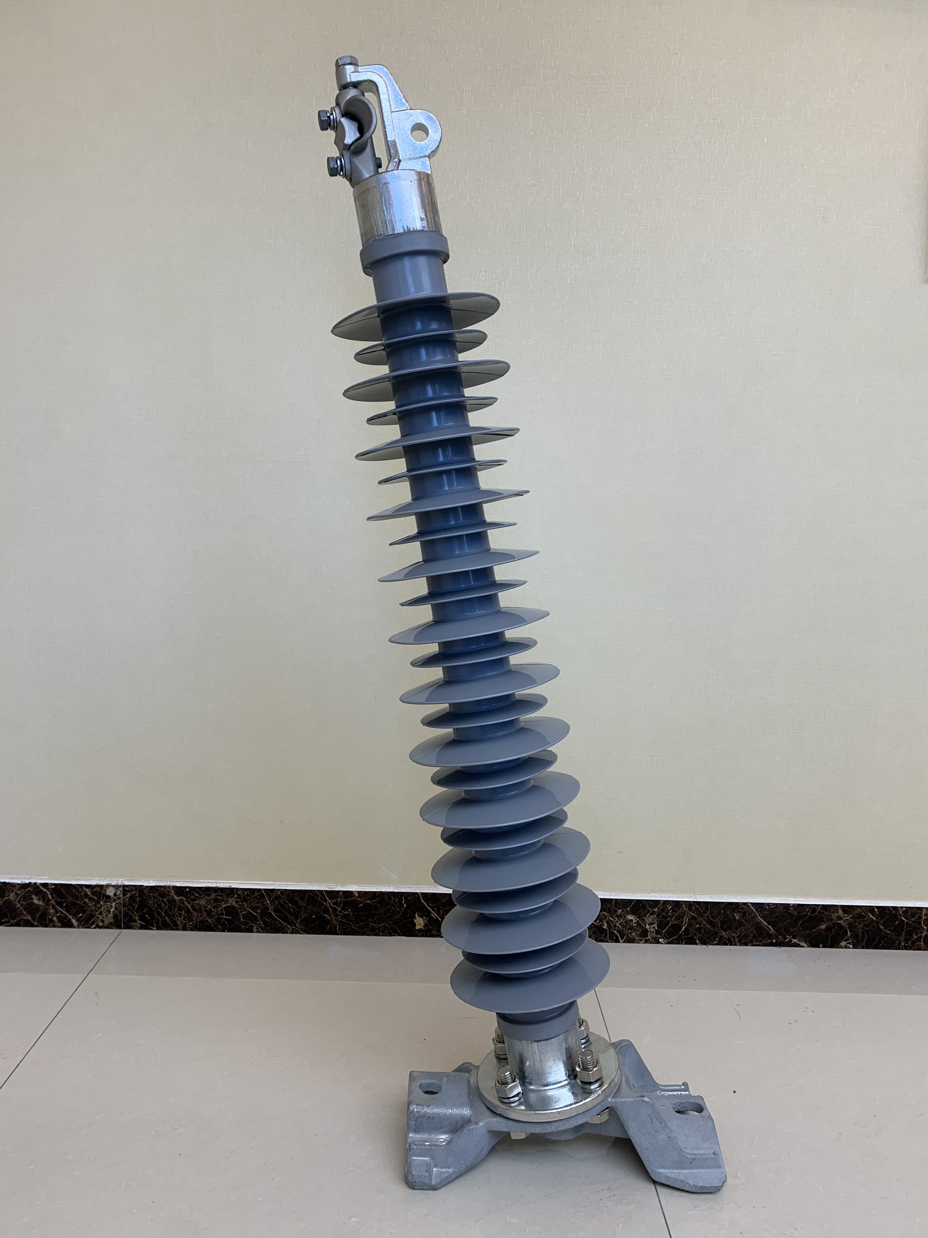 Horizontal post insulator