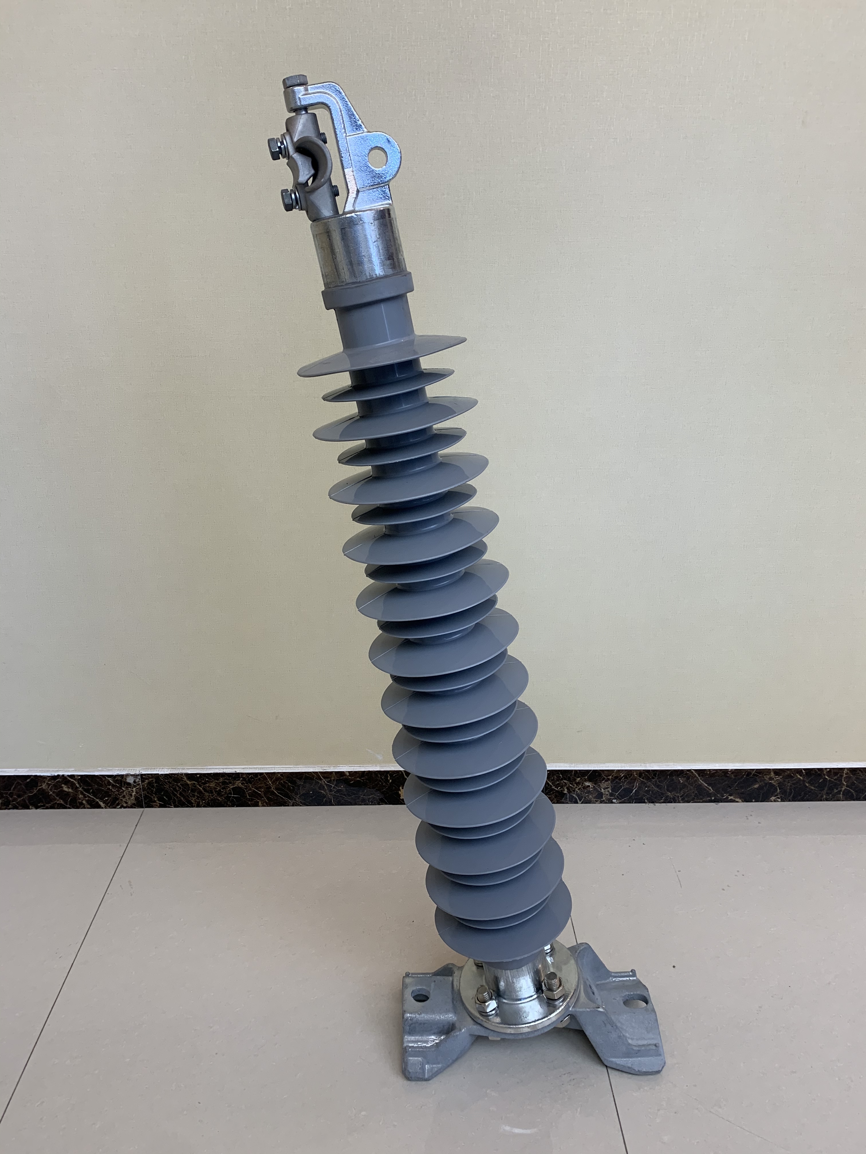 Horizontal post insulator