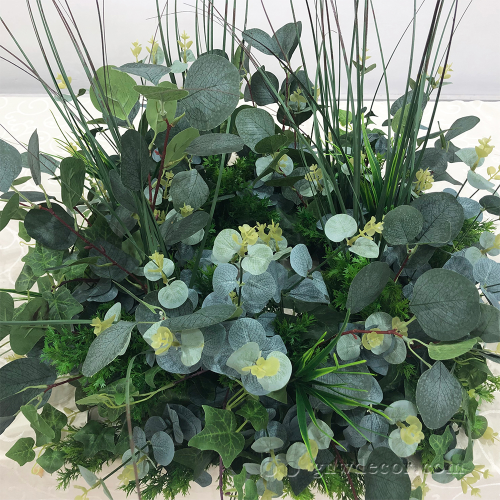 Artificial flower wreath