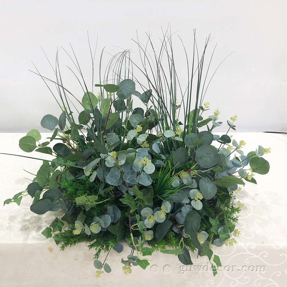 Artificial flower wreath
