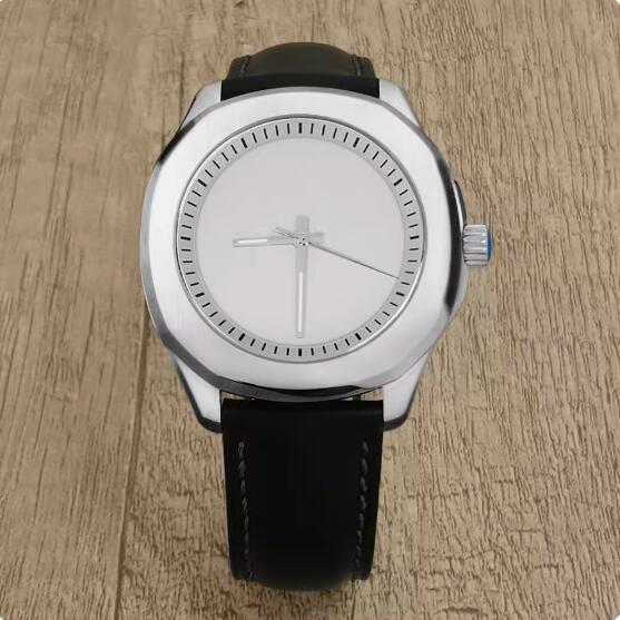 New men's 40mm mechanical watch with no scale straight pattern dial paired with Japanese NH35 movement