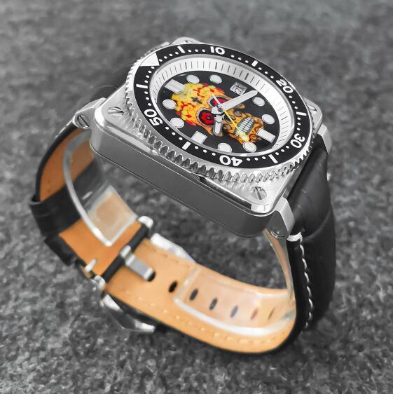 Men's mechanical watch with fashionable square case and leather strap equipped with Japanese NH35 movement