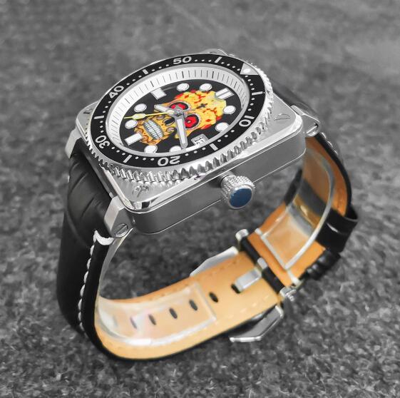 Men's mechanical watch with fashionable square case and leather strap equipped with Japanese NH35 movement