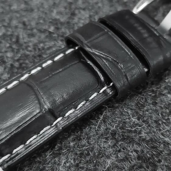 Men's mechanical watch with fashionable square case and leather strap equipped with Japanese NH35 movement