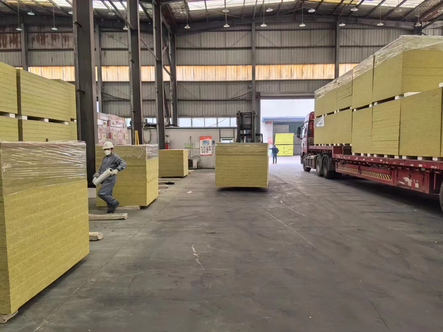 LiLuan Warehouse | Rock Wool Board for External Thermal Insulation Composite Systems ETICS Products are being packed and prepared for export——LiLuan Technology